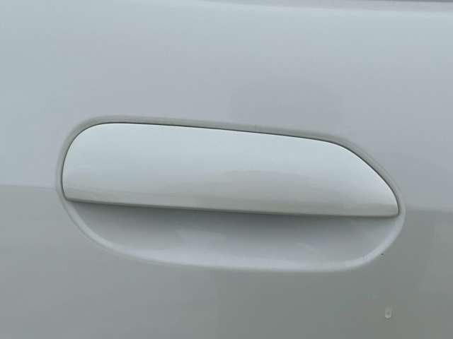 フィット Ｇスマートセレクション　車検整備付　バックカメラ　純正ナビ　ＴＶ　ＥＴＣ　４ＷＤ　キーレス　スマートキー　フラットシート　プレミアムホワイト・パール（19枚目）