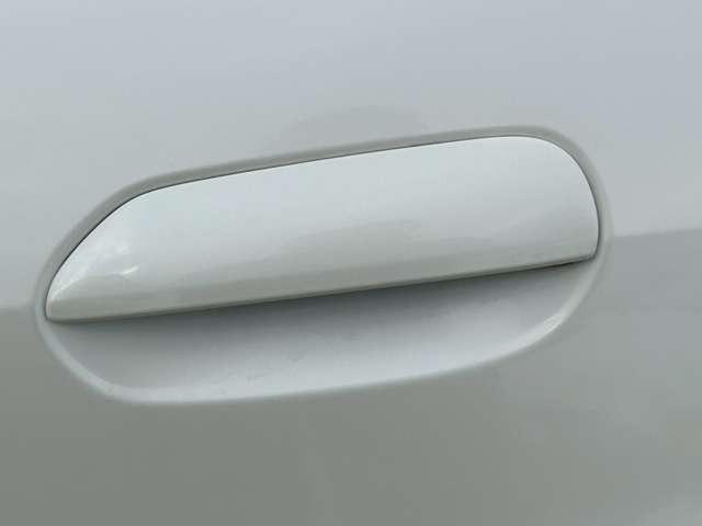 フィット Ｇスマートセレクション　車検整備付　バックカメラ　純正ナビ　ＴＶ　ＥＴＣ　４ＷＤ　キーレス　スマートキー　フラットシート　プレミアムホワイト・パール（20枚目）