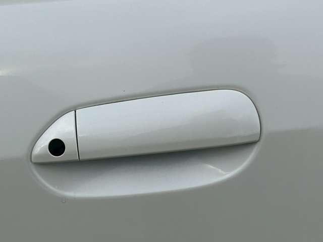 フィット Ｇスマートセレクション　車検整備付　バックカメラ　純正ナビ　ＴＶ　ＥＴＣ　４ＷＤ　キーレス　スマートキー　フラットシート　プレミアムホワイト・パール（21枚目）