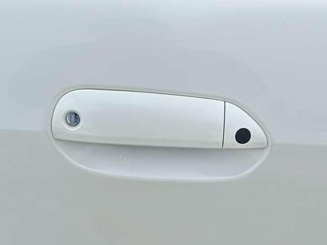 フィット Ｇスマートセレクション　車検整備付　バックカメラ　純正ナビ　ＴＶ　ＥＴＣ　４ＷＤ　キーレス　スマートキー　フラットシート　プレミアムホワイト・パール（22枚目）