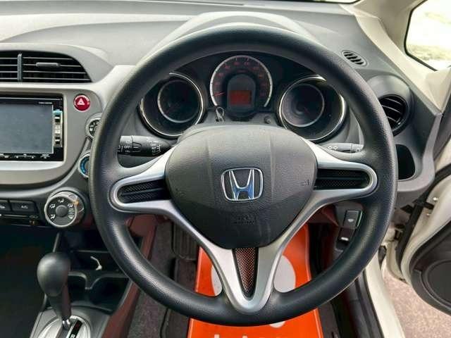 フィット Ｇスマートセレクション　車検整備付　バックカメラ　純正ナビ　ＴＶ　ＥＴＣ　４ＷＤ　キーレス　スマートキー　フラットシート　プレミアムホワイト・パール（29枚目）