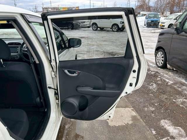 フィット Ｇスマートセレクション　車検整備付　バックカメラ　純正ナビ　ＴＶ　ＥＴＣ　４ＷＤ　キーレス　スマートキー　フラットシート　プレミアムホワイト・パール（40枚目）