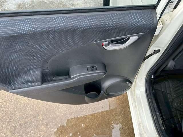 フィット Ｇスマートセレクション　車検整備付　バックカメラ　純正ナビ　ＴＶ　ＥＴＣ　４ＷＤ　キーレス　スマートキー　フラットシート　プレミアムホワイト・パール（41枚目）