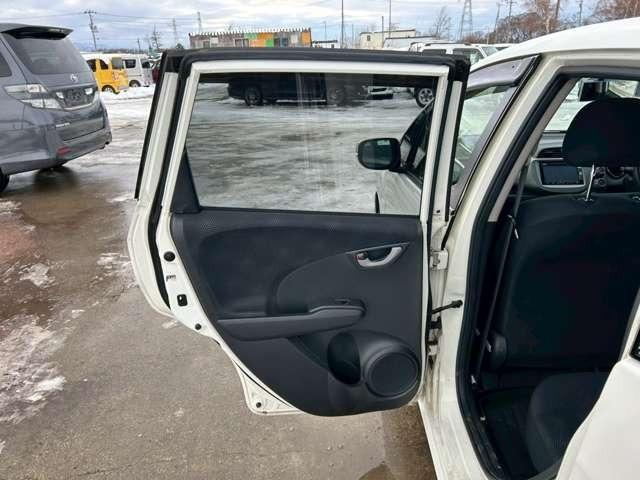 フィット Ｇスマートセレクション　車検整備付　バックカメラ　純正ナビ　ＴＶ　ＥＴＣ　４ＷＤ　キーレス　スマートキー　フラットシート　プレミアムホワイト・パール（42枚目）