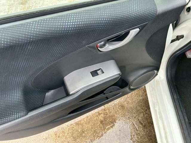 フィット Ｇスマートセレクション　車検整備付　バックカメラ　純正ナビ　ＴＶ　ＥＴＣ　４ＷＤ　キーレス　スマートキー　フラットシート　プレミアムホワイト・パール（43枚目）