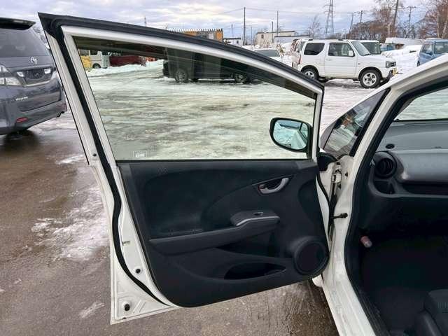 フィット Ｇスマートセレクション　車検整備付　バックカメラ　純正ナビ　ＴＶ　ＥＴＣ　４ＷＤ　キーレス　スマートキー　フラットシート　プレミアムホワイト・パール（44枚目）