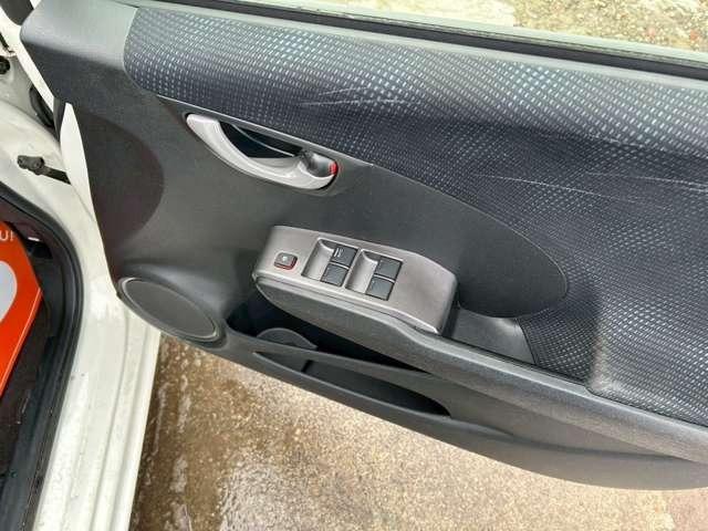 フィット Ｇスマートセレクション　車検整備付　バックカメラ　純正ナビ　ＴＶ　ＥＴＣ　４ＷＤ　キーレス　スマートキー　フラットシート　プレミアムホワイト・パール（45枚目）