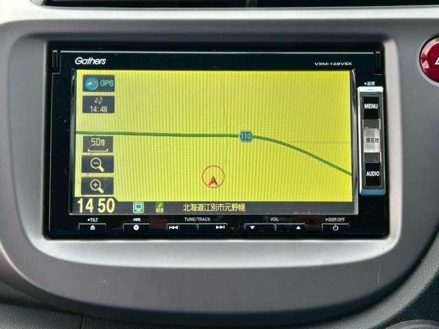 フィット Ｇスマートセレクション　車検整備付　バックカメラ　純正ナビ　ＴＶ　ＥＴＣ　４ＷＤ　キーレス　スマートキー　フラットシート　プレミアムホワイト・パール（52枚目）