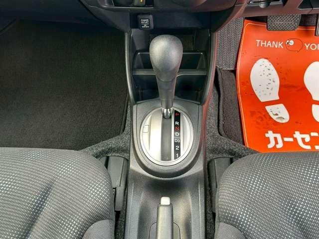 フィット Ｇスマートセレクション　車検整備付　バックカメラ　純正ナビ　ＴＶ　ＥＴＣ　４ＷＤ　キーレス　スマートキー　フラットシート　プレミアムホワイト・パール（61枚目）