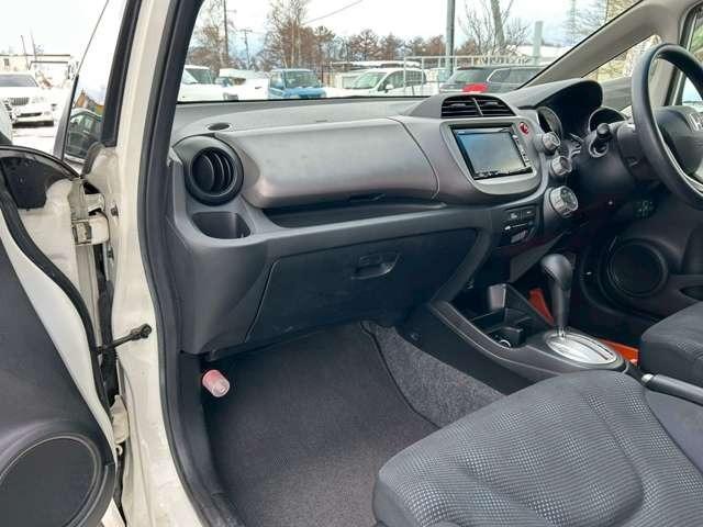 フィット Ｇスマートセレクション　車検整備付　バックカメラ　純正ナビ　ＴＶ　ＥＴＣ　４ＷＤ　キーレス　スマートキー　フラットシート　プレミアムホワイト・パール（62枚目）