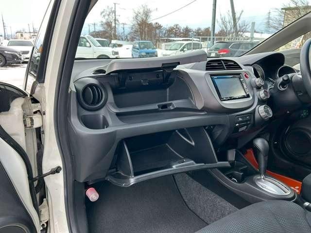 フィット Ｇスマートセレクション　車検整備付　バックカメラ　純正ナビ　ＴＶ　ＥＴＣ　４ＷＤ　キーレス　スマートキー　フラットシート　プレミアムホワイト・パール（64枚目）