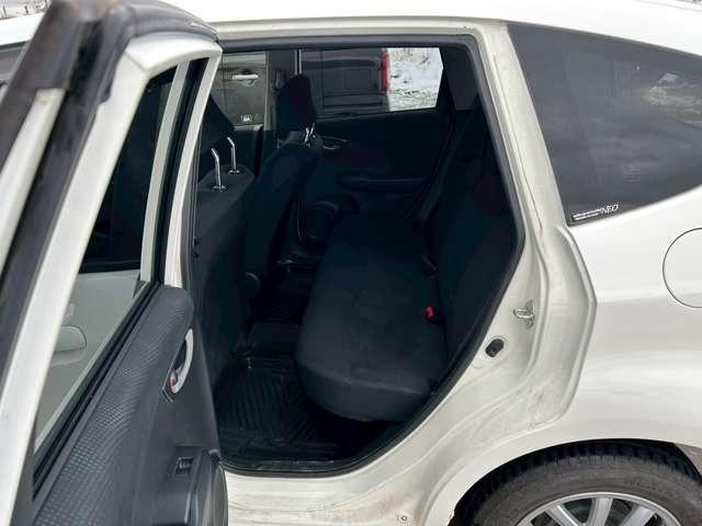 フィット Ｇスマートセレクション　車検整備付　バックカメラ　純正ナビ　ＴＶ　ＥＴＣ　４ＷＤ　キーレス　スマートキー　フラットシート　プレミアムホワイト・パール（66枚目）