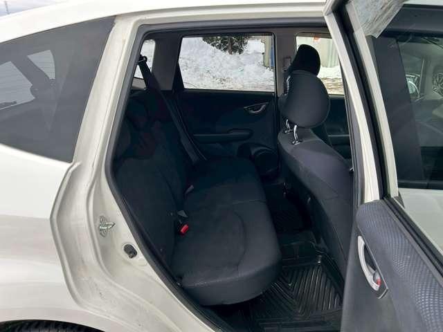 フィット Ｇスマートセレクション　車検整備付　バックカメラ　純正ナビ　ＴＶ　ＥＴＣ　４ＷＤ　キーレス　スマートキー　フラットシート　プレミアムホワイト・パール（68枚目）