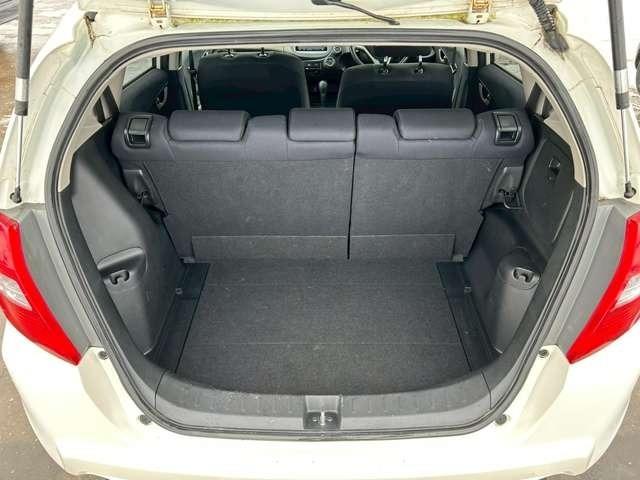 フィット Ｇスマートセレクション　車検整備付　バックカメラ　純正ナビ　ＴＶ　ＥＴＣ　４ＷＤ　キーレス　スマートキー　フラットシート　プレミアムホワイト・パール（72枚目）