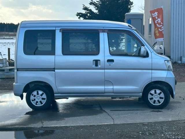 ピクシスバン クルーズ　検Ｒ８／７　マニュアル車　ＣＤ　スライドドア　ブライトシルバーメタリック　４ＷＤ（6枚目）