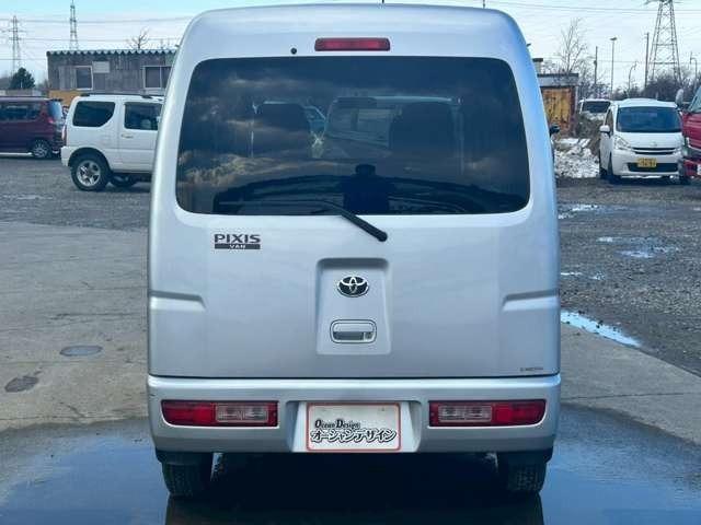 ピクシスバン クルーズ　検Ｒ８／７　マニュアル車　ＣＤ　スライドドア　ブライトシルバーメタリック　４ＷＤ（8枚目）