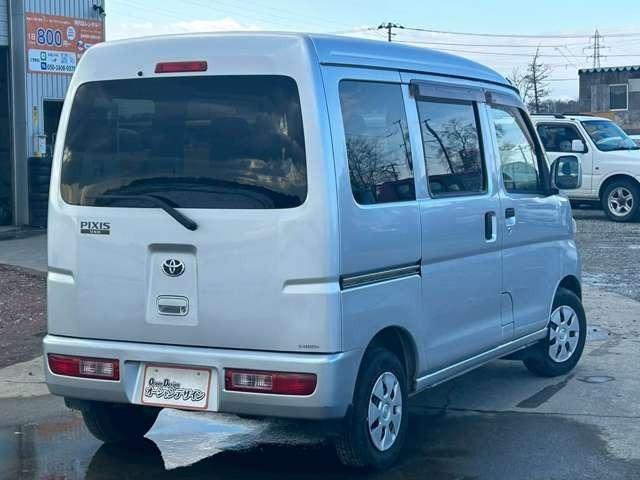 ピクシスバン クルーズ　検Ｒ８／７　マニュアル車　ＣＤ　スライドドア　ブライトシルバーメタリック　４ＷＤ（9枚目）