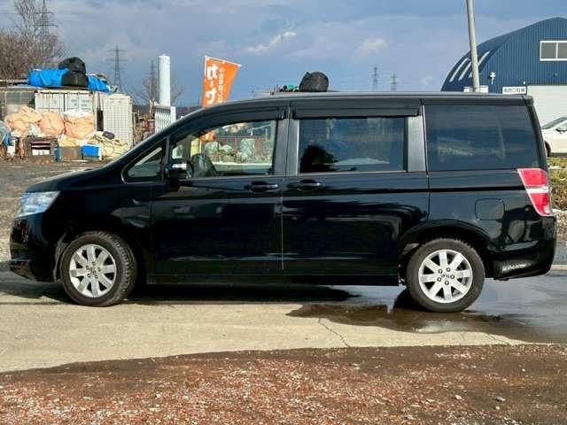 ステップワゴン Ｇ　ＨＤＤナビ　スマートスタイルエディション　車検整備付　バックカメラ　ＴＶ　ＥＴＣ　４ＷＤ　キーレス　スマートキー　３列シート　ウォークスルー　クリスタルブラックパール（5枚目）