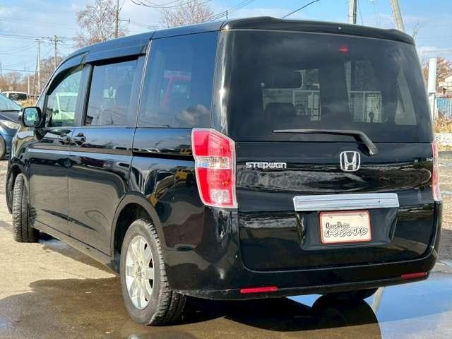 ステップワゴン Ｇ　ＨＤＤナビ　スマートスタイルエディション　車検整備付　バックカメラ　ＴＶ　ＥＴＣ　４ＷＤ　キーレス　スマートキー　３列シート　ウォークスルー　クリスタルブラックパール（7枚目）