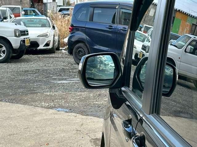 ステップワゴン Ｇ　ＨＤＤナビ　スマートスタイルエディション　車検整備付　バックカメラ　ＴＶ　ＥＴＣ　４ＷＤ　キーレス　スマートキー　３列シート　ウォークスルー　クリスタルブラックパール（17枚目）