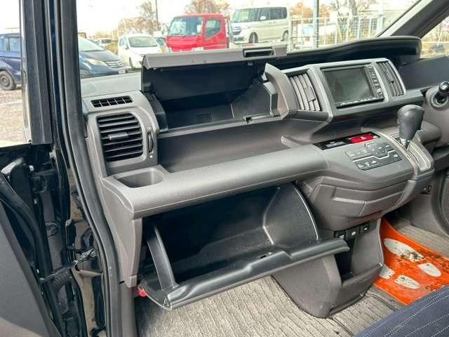 ステップワゴン Ｇ　ＨＤＤナビ　スマートスタイルエディション　車検整備付　バックカメラ　ＴＶ　ＥＴＣ　４ＷＤ　キーレス　スマートキー　３列シート　ウォークスルー　クリスタルブラックパール（54枚目）