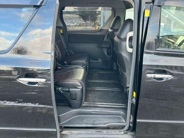 アルファード ２４０Ｓ　検Ｒ９／６　３列シート　ウォークスルー　社外ナビ　スマートキー　キーレス　両側スライドドア　アルミホイール　ブラック（62枚目）