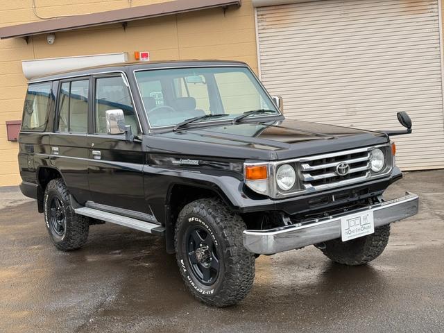ランドクルーザー７０ ＬＸ　／本州西日本仕入れ／オールペイントブラック／後期型７６／フロントコイルサスペンション／電圧１２Ｖ／純正ナローボデイ／４ナンバー登録／ブラッドレーアルミホイール／グッドリッヂＫＯ２オールテレーンタイヤ／（5枚目）