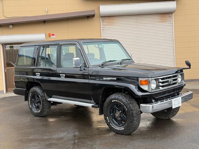 ランドクルーザー７０ ＬＸ　／本州西日本仕入れ／オールペイントブラック／後期型７６／フロントコイルサスペンション／電圧１２Ｖ／純正ナローボデイ／４ナンバー登録／ブラッドレーアルミホイール／グッドリッヂＫＯ２オールテレーンタイヤ／（6枚目）