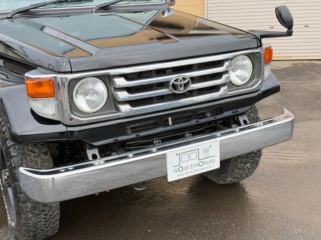 ランドクルーザー７０ ＬＸ　／本州西日本仕入れ／オールペイントブラック／後期型７６／フロントコイルサスペンション／電圧１２Ｖ／純正ナローボデイ／４ナンバー登録／ブラッドレーアルミホイール／グッドリッヂＫＯ２オールテレーンタイヤ／（7枚目）