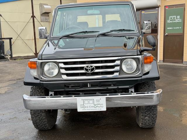 ランドクルーザー７０ ＬＸ　／本州西日本仕入れ／オールペイントブラック／後期型７６／フロントコイルサスペンション／電圧１２Ｖ／純正ナローボデイ／４ナンバー登録／ブラッドレーアルミホイール／グッドリッヂＫＯ２オールテレーンタイヤ／（8枚目）