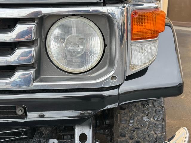 ランドクルーザー７０ ＬＸ　／本州西日本仕入れ／オールペイントブラック／後期型７６／フロントコイルサスペンション／電圧１２Ｖ／純正ナローボデイ／４ナンバー登録／ブラッドレーアルミホイール／グッドリッヂＫＯ２オールテレーンタイヤ／（9枚目）