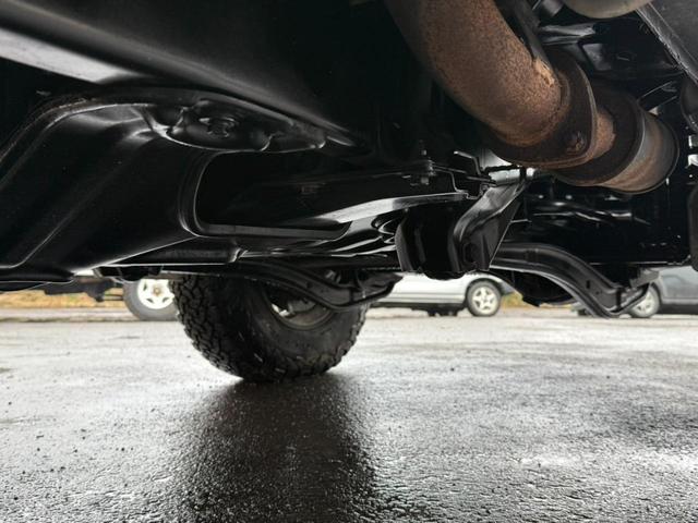 ランドクルーザー７０ ＬＸ　／本州西日本仕入れ／オールペイントブラック／後期型７６／フロントコイルサスペンション／電圧１２Ｖ／純正ナローボデイ／４ナンバー登録／ブラッドレーアルミホイール／グッドリッヂＫＯ２オールテレーンタイヤ／（17枚目）