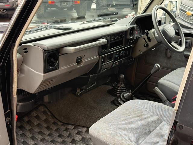 ランドクルーザー７０ ＬＸ　／本州西日本仕入れ／オールペイントブラック／後期型７６／フロントコイルサスペンション／電圧１２Ｖ／純正ナローボデイ／４ナンバー登録／ブラッドレーアルミホイール／グッドリッヂＫＯ２オールテレーンタイヤ／（20枚目）