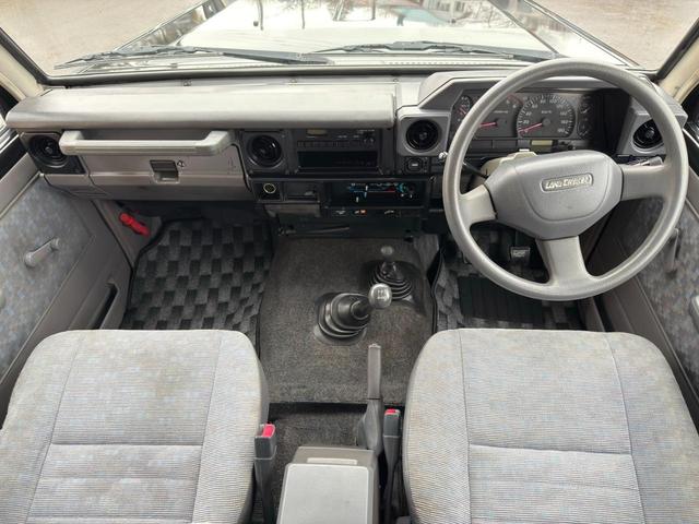 ランドクルーザー７０ ＬＸ　／本州西日本仕入れ／オールペイントブラック／後期型７６／フロントコイルサスペンション／電圧１２Ｖ／純正ナローボデイ／４ナンバー登録／ブラッドレーアルミホイール／グッドリッヂＫＯ２オールテレーンタイヤ／（21枚目）