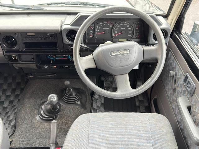 ランドクルーザー７０ ＬＸ　／本州西日本仕入れ／オールペイントブラック／後期型７６／フロントコイルサスペンション／電圧１２Ｖ／純正ナローボデイ／４ナンバー登録／ブラッドレーアルミホイール／グッドリッヂＫＯ２オールテレーンタイヤ／（22枚目）