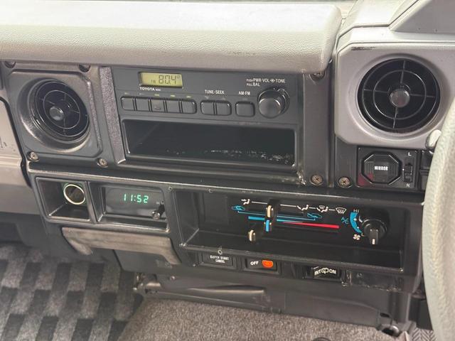 ランドクルーザー７０ ＬＸ　／本州西日本仕入れ／オールペイントブラック／後期型７６／フロントコイルサスペンション／電圧１２Ｖ／純正ナローボデイ／４ナンバー登録／ブラッドレーアルミホイール／グッドリッヂＫＯ２オールテレーンタイヤ／（27枚目）