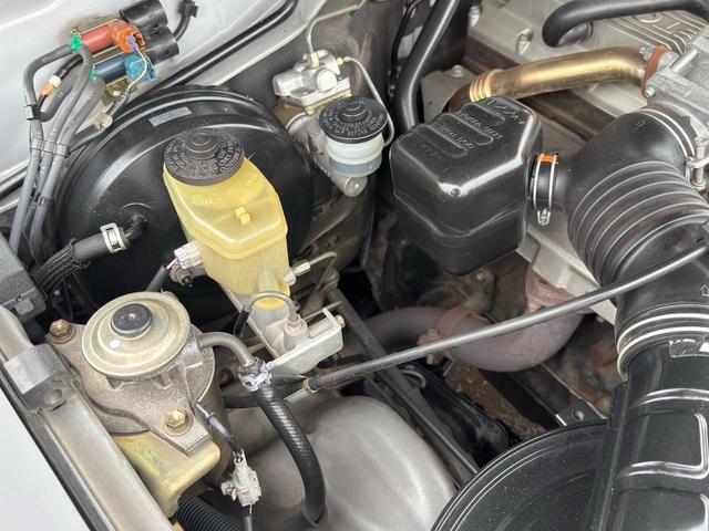ランドクルーザー７０ ＬＸ　／本州西日本仕入れ／オールペイントブラック／後期型７６／フロントコイルサスペンション／電圧１２Ｖ／純正ナローボデイ／４ナンバー登録／ブラッドレーアルミホイール／グッドリッヂＫＯ２オールテレーンタイヤ／（33枚目）