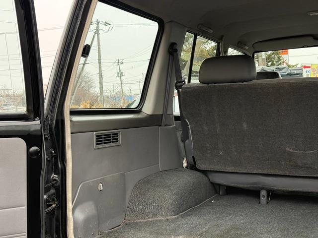 ランドクルーザー７０ ＬＸ　／本州西日本仕入れ／オールペイントブラック／後期型７６／フロントコイルサスペンション／電圧１２Ｖ／純正ナローボデイ／４ナンバー登録／ブラッドレーアルミホイール／グッドリッヂＫＯ２オールテレーンタイヤ／（42枚目）