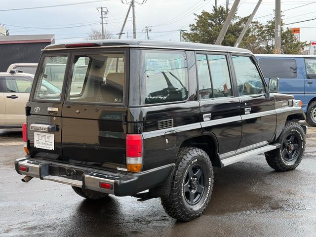 ランドクルーザー７０ ＬＸ　／本州西日本仕入れ／オールペイントブラック／後期型７６／フロントコイルサスペンション／電圧１２Ｖ／純正ナローボデイ／４ナンバー登録／ブラッドレーアルミホイール／グッドリッヂＫＯ２オールテレーンタイヤ／（44枚目）