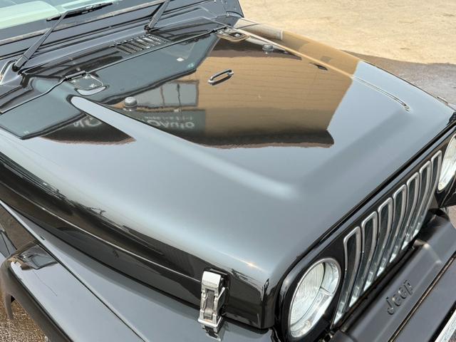 ジープ・ラングラー 　／本州関西仕入れ／２インチリフトアップ／新品ＴＯＹＯオープンカントリーＲ／Ｔタイヤ／ＭＫＷアルミホイール／後期モデル／４速ＡＴ／メッキグリル／クリアレンズ／メッキフューエルキャップ／２本出しマフラー／（10枚目）