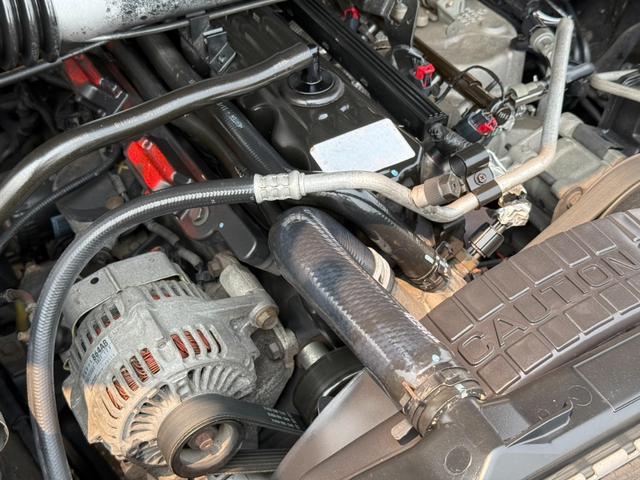 ジープ・ラングラー 　／本州関西仕入れ／２インチリフトアップ／新品ＴＯＹＯオープンカントリーＲ／Ｔタイヤ／ＭＫＷアルミホイール／後期モデル／４速ＡＴ／メッキグリル／クリアレンズ／メッキフューエルキャップ／２本出しマフラー／（32枚目）
