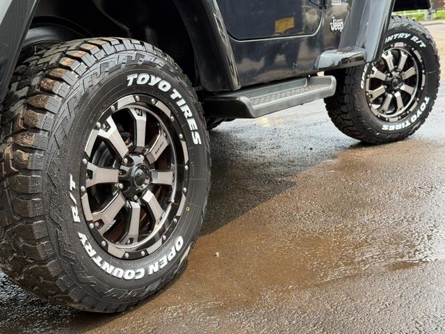 ジープ・ラングラー 　／本州関西仕入れ／２インチリフトアップ／新品ＴＯＹＯオープンカントリーＲ／Ｔタイヤ／ＭＫＷアルミホイール／後期モデル／４速ＡＴ／メッキグリル／クリアレンズ／メッキフューエルキャップ／２本出しマフラー／（33枚目）