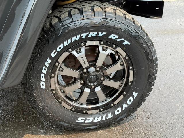 ジープ・ラングラー 　／本州関西仕入れ／２インチリフトアップ／新品ＴＯＹＯオープンカントリーＲ／Ｔタイヤ／ＭＫＷアルミホイール／後期モデル／４速ＡＴ／メッキグリル／クリアレンズ／メッキフューエルキャップ／２本出しマフラー／（34枚目）