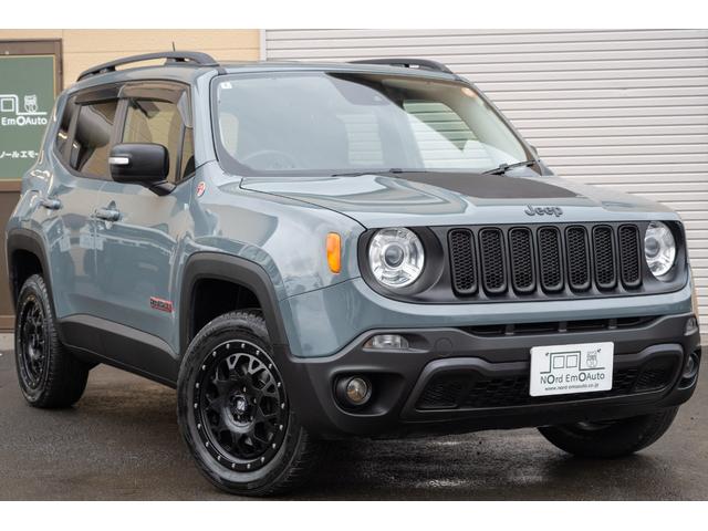 ジープ・レネゲード トレイルホーク　／関東仕入れ／４ＷＤモデル／エクストリームアルミホイール／Ｂｌｕｅｔｏｏｔｈナビ／ウィンカーミラー／ＨＩＤライト／オートエアコン／クリアランスソナー／レーンキープアシスト／ＡＢＳ／ＡＩＲＢＡＧ／（2枚目）