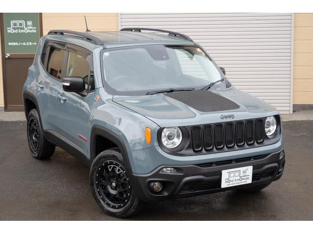 ジープ・レネゲード トレイルホーク　／関東仕入れ／４ＷＤモデル／エクストリームアルミホイール／Ｂｌｕｅｔｏｏｔｈナビ／ウィンカーミラー／ＨＩＤライト／オートエアコン／クリアランスソナー／レーンキープアシスト／ＡＢＳ／ＡＩＲＢＡＧ／（3枚目）