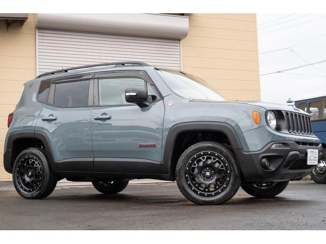 ジープ・レネゲード トレイルホーク　／関東仕入れ／４ＷＤモデル／エクストリームアルミホイール／Ｂｌｕｅｔｏｏｔｈナビ／ウィンカーミラー／ＨＩＤライト／オートエアコン／クリアランスソナー／レーンキープアシスト／ＡＢＳ／ＡＩＲＢＡＧ／（7枚目）