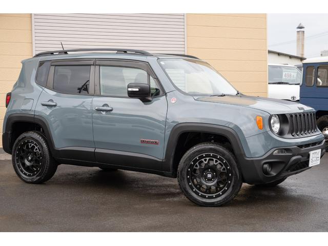 ジープ・レネゲード トレイルホーク　／関東仕入れ／４ＷＤモデル／エクストリームアルミホイール／Ｂｌｕｅｔｏｏｔｈナビ／ウィンカーミラー／ＨＩＤライト／オートエアコン／クリアランスソナー／レーンキープアシスト／ＡＢＳ／ＡＩＲＢＡＧ／（8枚目）