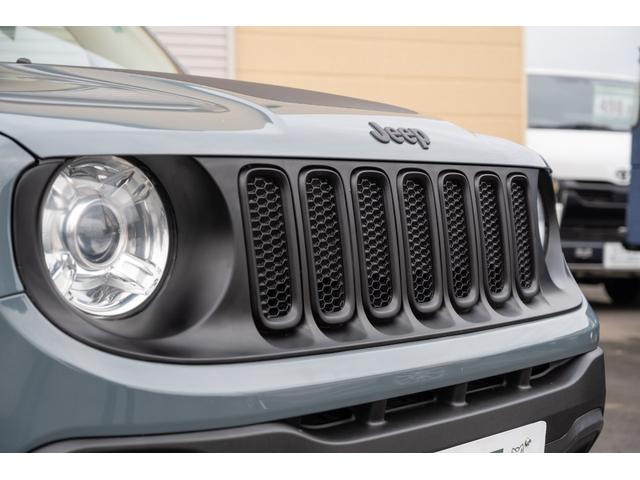 ジープ・レネゲード トレイルホーク　／関東仕入れ／４ＷＤモデル／エクストリームアルミホイール／Ｂｌｕｅｔｏｏｔｈナビ／ウィンカーミラー／ＨＩＤライト／オートエアコン／クリアランスソナー／レーンキープアシスト／ＡＢＳ／ＡＩＲＢＡＧ／（9枚目）