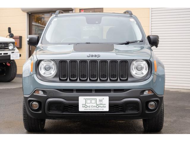 ジープ・レネゲード トレイルホーク　／関東仕入れ／４ＷＤモデル／エクストリームアルミホイール／Ｂｌｕｅｔｏｏｔｈナビ／ウィンカーミラー／ＨＩＤライト／オートエアコン／クリアランスソナー／レーンキープアシスト／ＡＢＳ／ＡＩＲＢＡＧ／（14枚目）