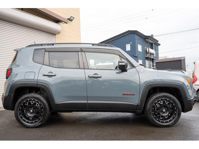 ジープ・レネゲード トレイルホーク　／関東仕入れ／４ＷＤモデル／エクストリームアルミホイール／Ｂｌｕｅｔｏｏｔｈナビ／ウィンカーミラー／ＨＩＤライト／オートエアコン／クリアランスソナー／レーンキープアシスト／ＡＢＳ／ＡＩＲＢＡＧ／（15枚目）